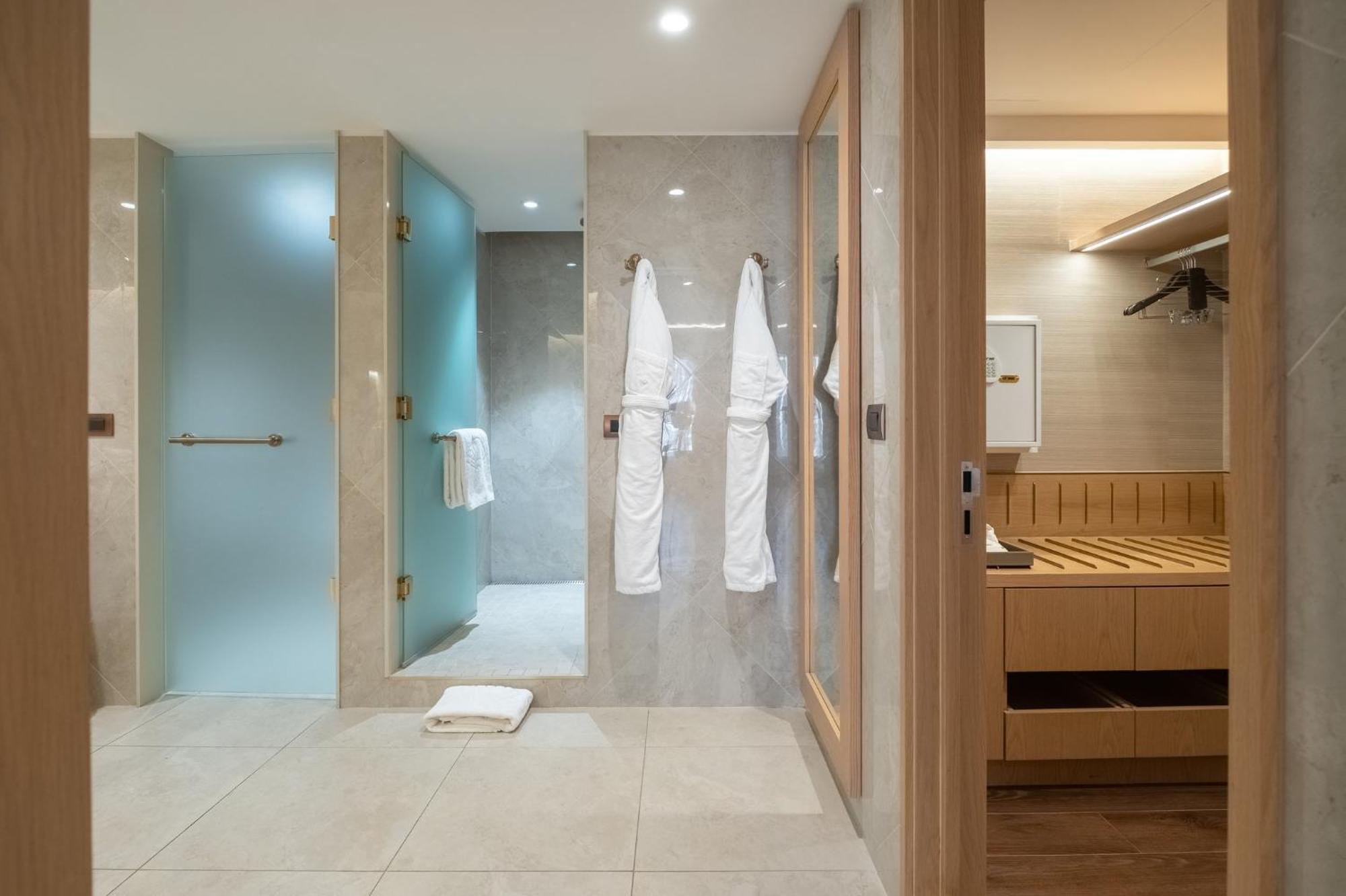 Mandarin Oriental, Santiago Hotel Exterior foto A modern bathroom